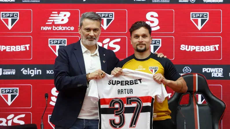 Artur é apresentado no São Paulo, diz que vinha perdendo confiança e avalia passagem pelo Botafogo: ‘Altos e baixos interna e externamente’