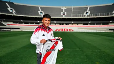 Thiago Almada assina com River Plate até 2030 em anúncio no Monumental Thiago Almada assina com River Plate até 2030 em anúncio no Monumental