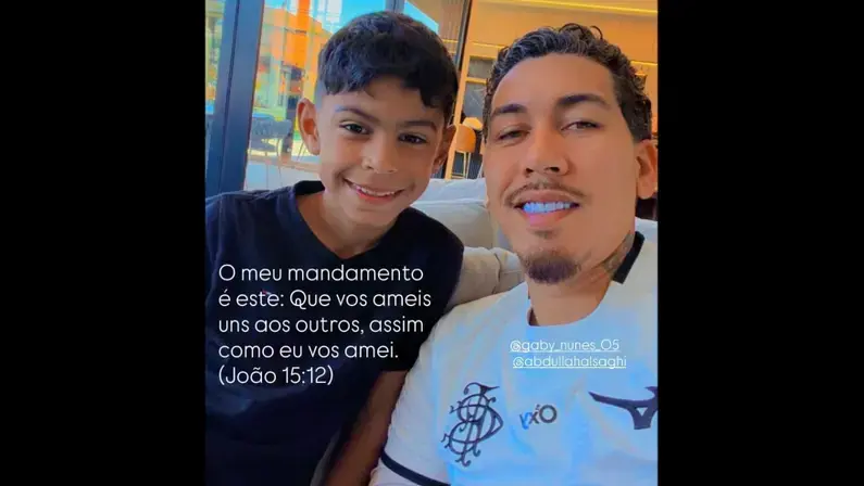 Roberto Firmino posta foto vestindo nova camisa branca do Botafogo