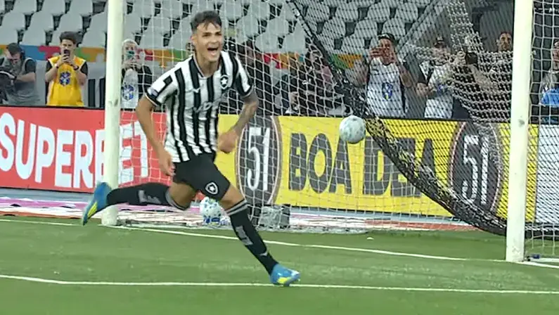 Técnico do Botafogo compara jovem atacante a Vitinha e pede cautela
