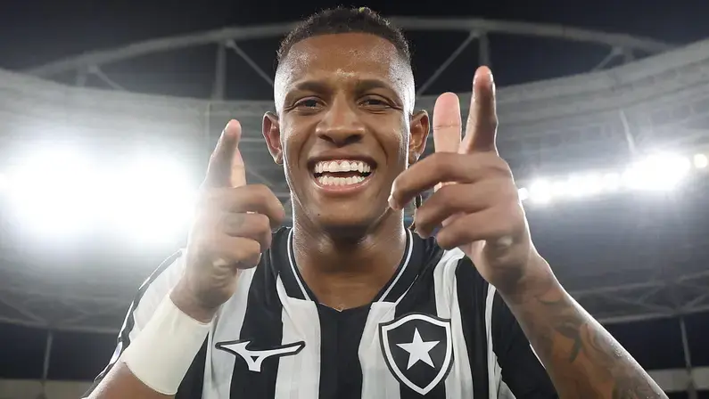 Danilo comemora 50 jogos pelo Botafogo com dois gols e celebração nas redes