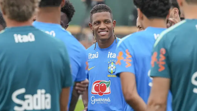 Botafogo 'não vai facilitar vida de ninguém' em negociação para vender Danilo, diz canal