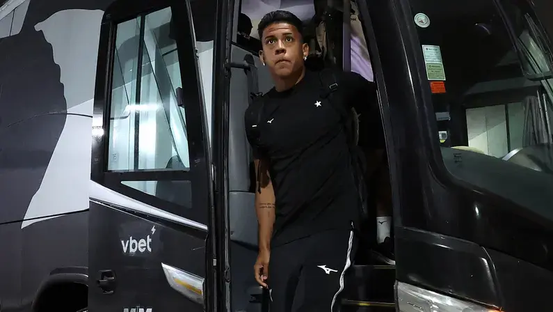 Após transferência frustrada para a Rússia, Matheus Martins ainda não foi reintegrado no Botafogo
