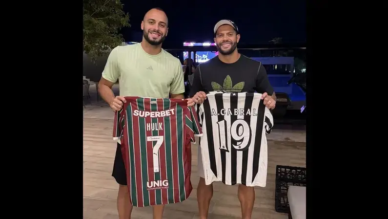 Arthur Cabral e Hulk trocam camisas em reencontro de paraibanos