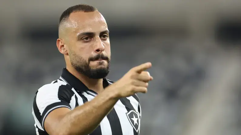 Arthur Cabral quebra jejum com golaço e minimiza vaias da torcida