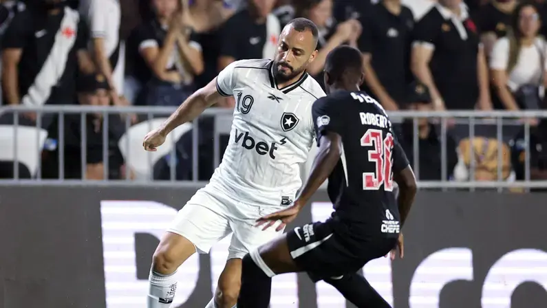 Comentarista aponta 'ligeiro favoritismo' do Vasco contra o Botafogo: 'Acho que não tem nem muita dúvida'