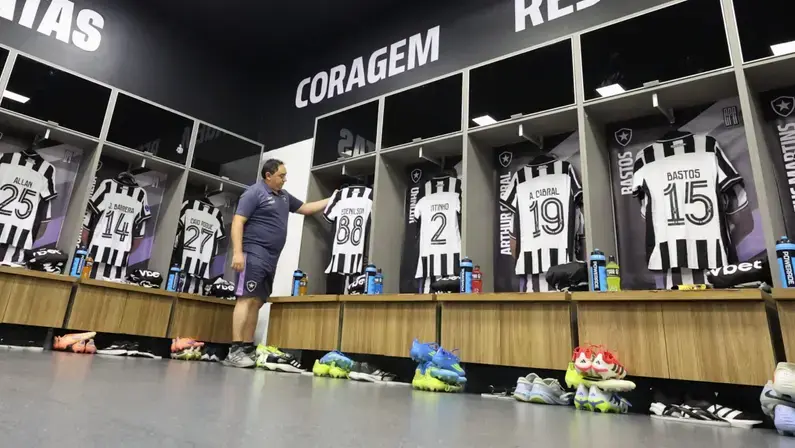 Botafogo escalado com quatro mudanças para enfrentar o Caracas na estreia de Franclim Carvalho