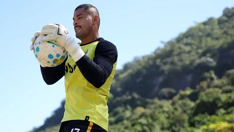 Warleson treina no Botafogo já sem curativo após corte profundo no queixo e 15 pontos