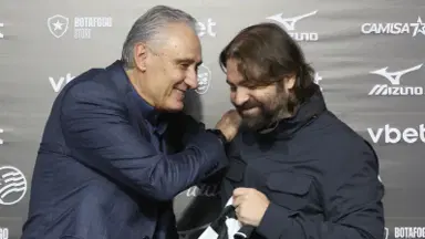 Tite faz mistério sobre time e elogia presidente João Paulo: 'Me deu segurança para chegar ao Botafogo' Tite faz mistério sobre time e elogia presidente João Paulo: 'Me deu segurança para chegar ao Botafogo'