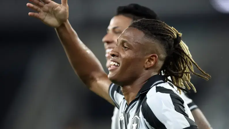 Danilo brilha e garante classificação do Botafogo na Sul-Americana