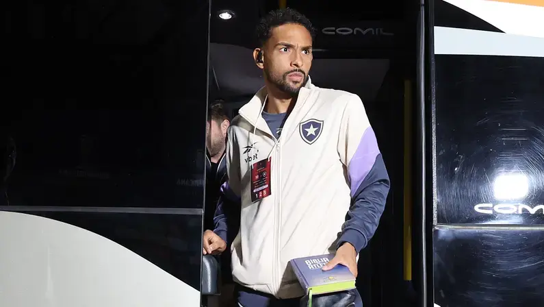 Vitinho entra na mira do Zenit; Botafogo resolve pendências com lateral