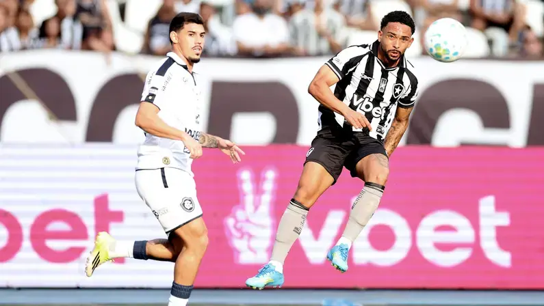 Vitinho recebe o terceiro amarelo e desfalca Botafogo contra o Atlético-MG