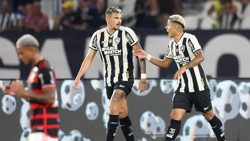 Tiquinho Soares e Matheus Martins voltam aos treinos antes de elenco do Botafogo