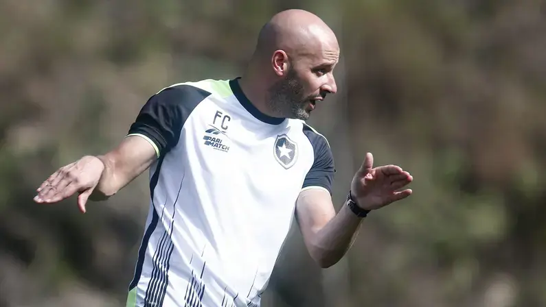 Franclim Carvalho chega ao Rio nesta quinta para comandar o Botafogo