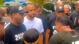 Arthur Cabral é alvo de protesto e críticas duras de torcedores no CT do Botafogo