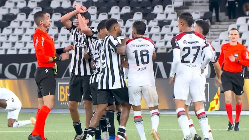 Árbitro de Botafogo x Athletico-PR não relata na súmula gesto de protocolo antirracista de Ferraresi