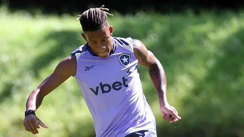 Palmeiras oferece 20 milhões de euros ao Botafogo por Danilo; clube aguarda a Copa