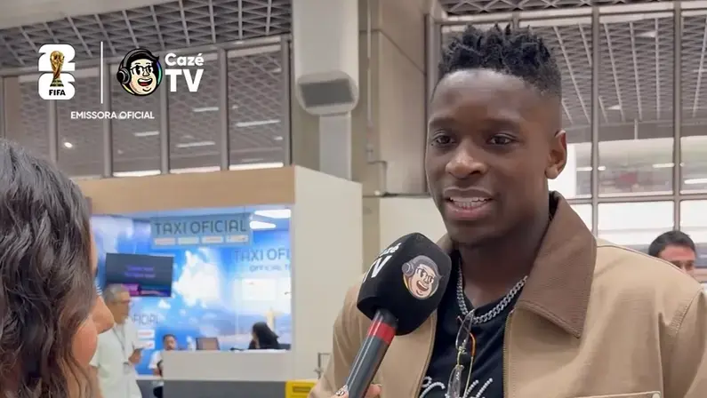 Luiz Henrique chega ao Brasil, promete visita ao Botafogo e declara amor ao clube