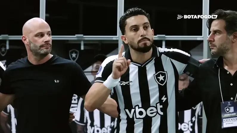 Alex Telles contagia vestiário do Botafogo antes de vitória sobre o Racing: 'O pós-jogo depende lá de dentro, e nós vamos sair vencedores'