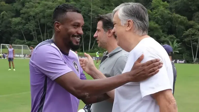 Diretor interino da SAF, Durcesio Mello marca presença em treino do Botafogo