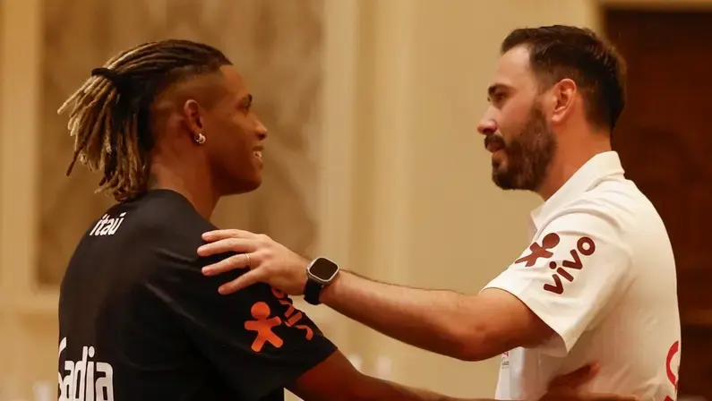 Danilo, do Botafogo, se apresenta à Seleção Brasileira e reencontra Davide Ancelotti
