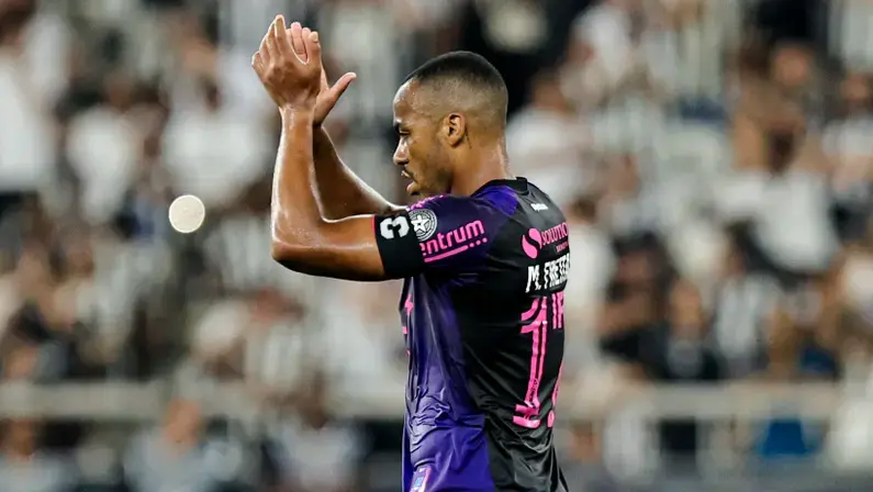 Torcedor do Botafogo mantém tatuagem de Marlon Freitas e defende memória