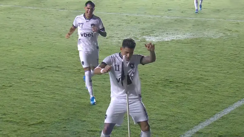 Matheus Martins brilha, decide clássico e gera polêmica com comemoração em São Januário