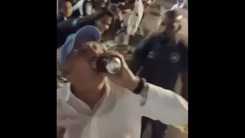 Torcida do Botafogo recebe time em Brasília e faz festa inclusive para John Textor, com direito a brinde com cerveja