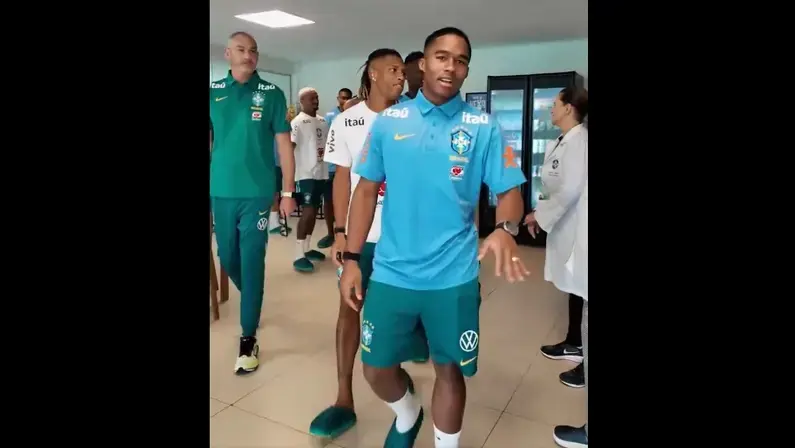 Danilo, do Botafogo, se apresenta à Seleção Brasileira para preparação para a Copa do Mundo
