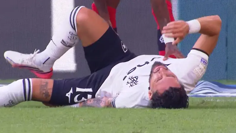 Flamengo x Botafogo: Alex Telles sente problema na coxa esquerda e é substituído logo no começo
