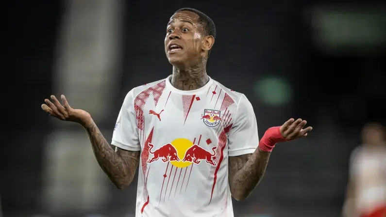 Wallace Yan é expulso, chora e provoca torcida do Botafogo no Nilton Santos