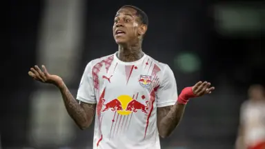 Wallace Yan é expulso, chora e provoca torcida do Botafogo no Nilton Santos Wallace Yan é expulso, chora e provoca torcida do Botafogo no Nilton Santos
