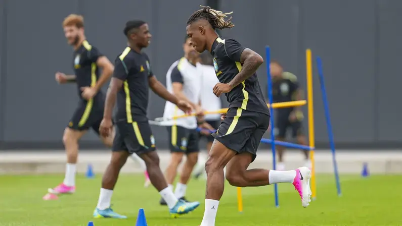 Danilo, do Botafogo, começa no banco em duelo decisivo do Brasil com a Escócia