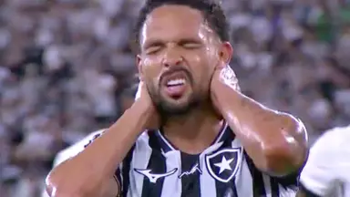 Vitinho sofre trauma na cervical em Botafogo x Vasco e é encaminhado para hospital Vitinho sofre trauma na cervical em Botafogo x Vasco e é encaminhado para hospital
