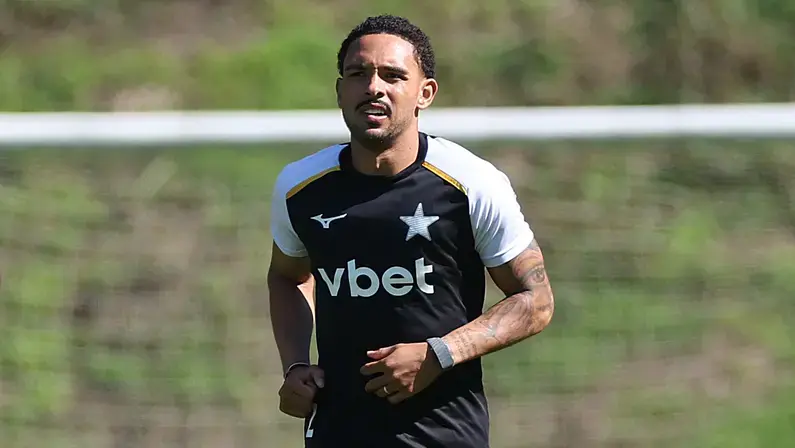 Botafogo nega dívidas e desmente boatos sobre lateral Vitinho