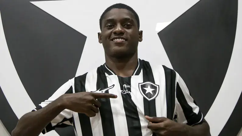 Botafogo oficializa renovação de Felipe Januário até 2028: ‘Aqui é a minha casa’, celebra atacante
