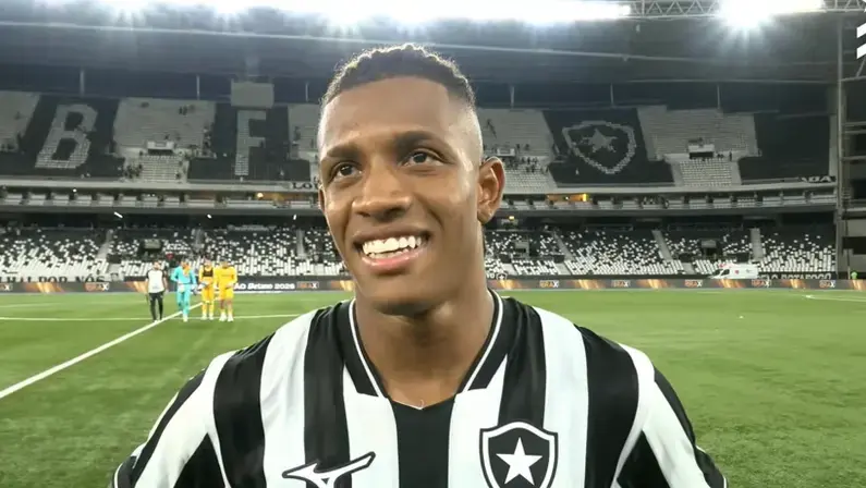 Danilo brilha com dois gols e celebra retorno à Seleção Brasileira