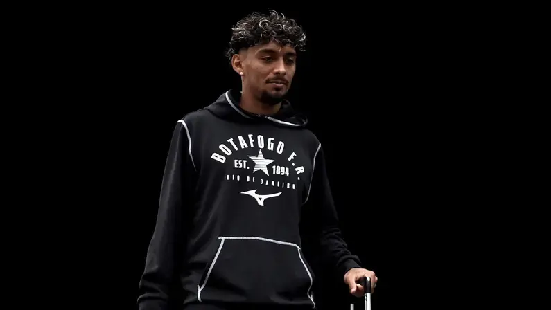 Com novo agasalho da Mizuno, jogadores do Botafogo viajam para duelo com Cruzeiro