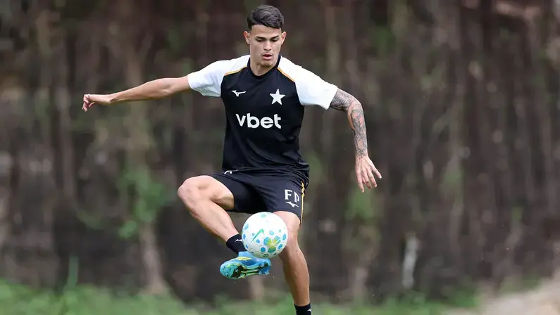 Lucas Emanuel, artilheiro do sub‑17, brilha na intertemporada do Botafogo e recebe elogios de Franclim