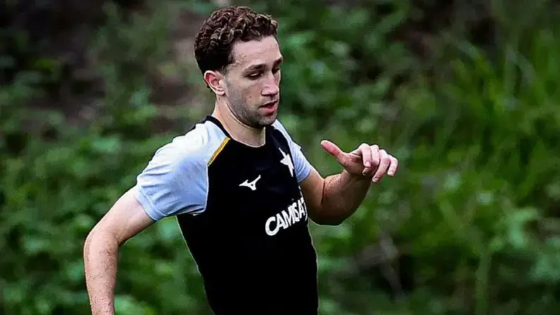 Arthur Chaves treina com elenco e pode reforçar Botafogo contra a Chapecoense