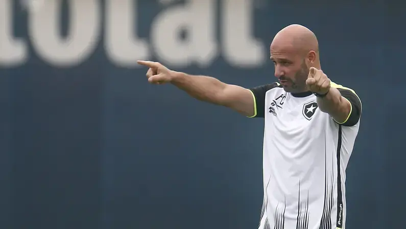 Alex Telles e Júnior Santos elogiam Franclim Carvalho, futuro técnico do Botafogo: ‘Mesma personalidade do Artur Jorge, sabe ganhar os jogadores’