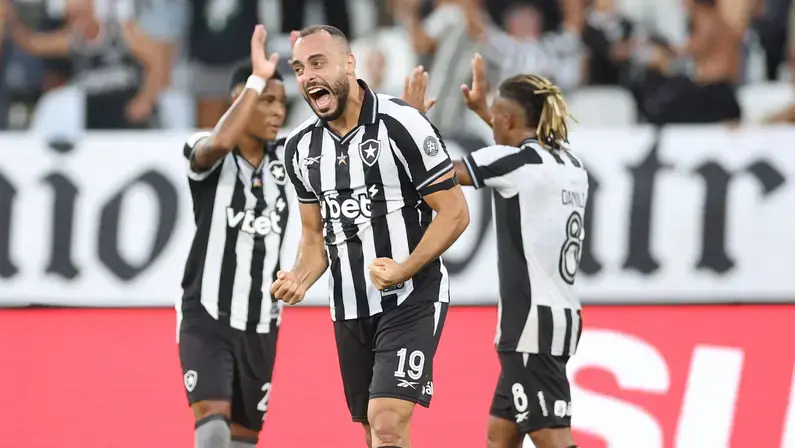 Loffredo destaca fase de Arthur Cabral no Botafogo: 'Cresceu bastante depois da troca de técnico'