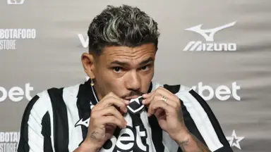 Tiquinho Soares é apresentado pelo Botafogo e se emociona na volta: ‘Amo esse clube. Só quero viver esses quatro meses da melhor forma possível’ Tiquinho Soares é apresentado pelo Botafogo e se emociona na volta: ‘Amo esse clube. Só quero viver esses quatro meses da melhor forma possível’