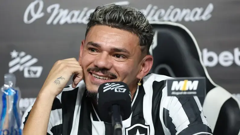 Tiquinho Soares defende Arthur Cabral e se mostra à disposição para jogar junto