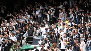Auxiliar destaca torcida do Botafogo em jogo com Coritiba: 'Apoiou o tempo inteiro. Time precisou um pouco de carinho, vai dar resposta em campo' Auxiliar destaca torcida do Botafogo em jogo com Coritiba: 'Apoiou o tempo inteiro. Time precisou um pouco de carinho, vai dar resposta em campo'