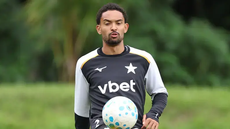 Empresário de Vitinho nega que Botafogo tenha débitos e ressalta postura e dedicação do lateral