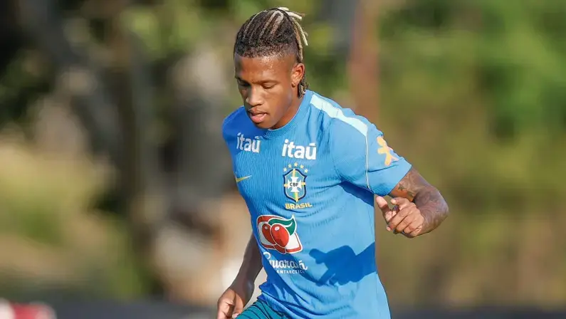 Danilo, do Botafogo, se apresenta à Seleção Brasileira e inicia treinos