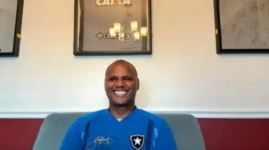 Jefferson celebra homenagem no bandeirão do Botafogo e relembra trajetória Jefferson celebra homenagem no bandeirão do Botafogo e relembra trajetória