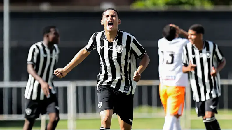Botafogo garante vaga nas semifinais do Carioca Sub-15 com gol salvador