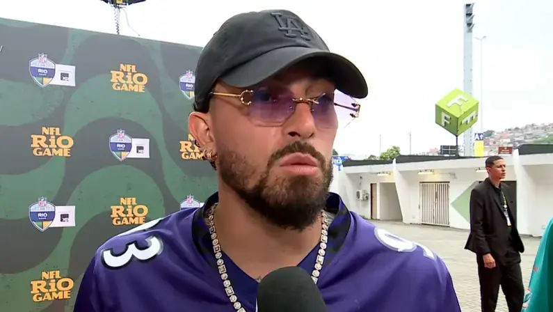 Capitão do Botafogo, Alex Telles chega ao Maracanã para NFL e reforça torcida pelo Baltimore Ravens: ‘A gente sempre dá sorte’